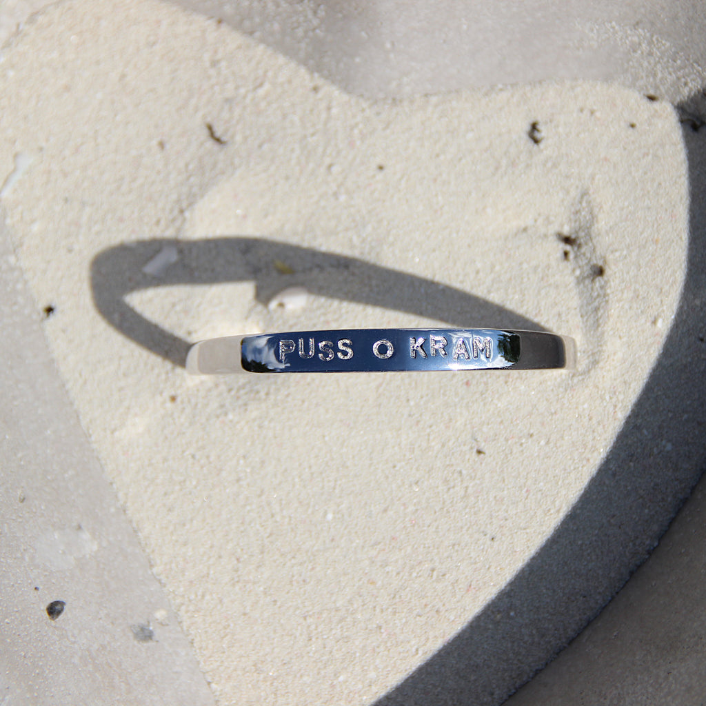 Armband med puss o kram