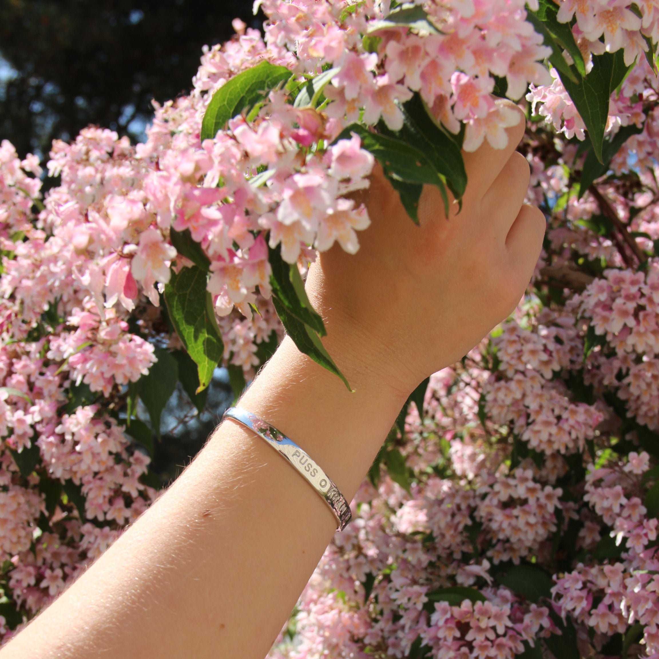 Armband med puss o kram